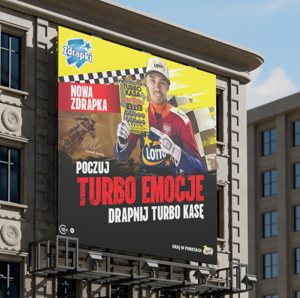 Billboard kampanii Turbo Kasa z Dominikiem Kuberą na fasadzie budynku.