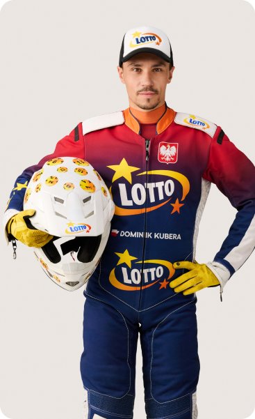 Dominik Kubera w kombinezonie LOTTO z kaskiem w ręku.